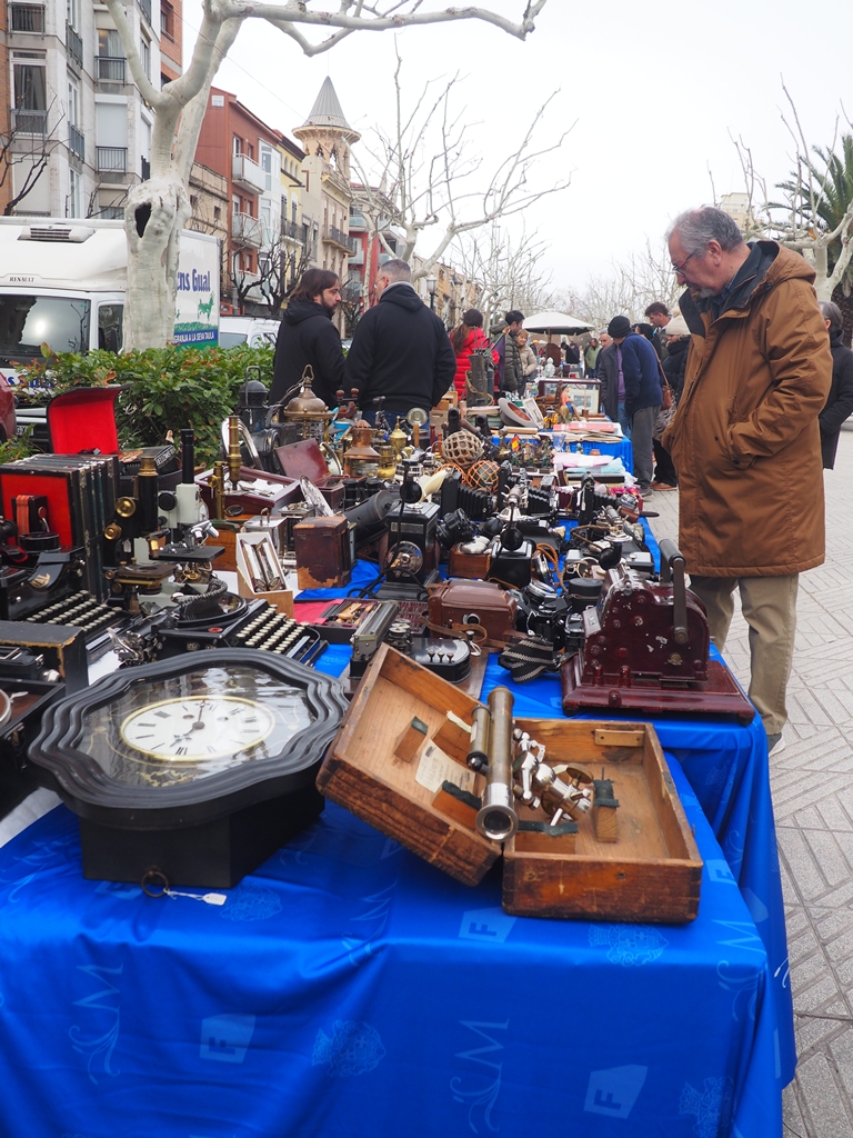 el-mercat-dantiguitats-digualada-torna-aquest-diumenge-i-consolida-la-seva-tradicio-amb-la-fira-dartesania-mensual